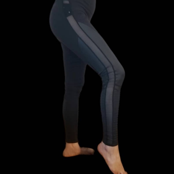 ALO Yoga Terra leggings . Back. - Picture 10 of 12